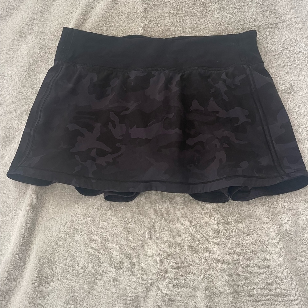 Size 6 Lululemon tennis’s/golf skirt.